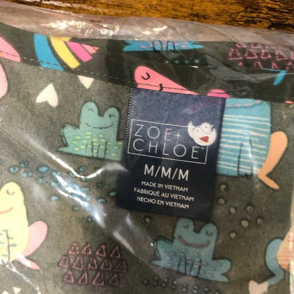 NWT Zoe + Chloe Army Green Frog and Rainbow pattern short sleeve scrub top - Picture 11 of 15